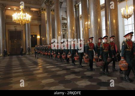 Bildnummer: 56110652 Datum: 25.09.2011 Copyright: imago/Xinhua (110926) -- ST. PETERSBURG, 26 settembre 2011 (Xinhua) -- i soldati russi camminano all'interno della cattedrale di Kazan' a St. Pietroburgo prima di una cerimonia il 25 settembre 2011. Una celebrazione si è tenuta domenica nella cattedrale di Kazan, in occasione del 200° anniversario della sua istituzione. (Xinhua/Lu Jinbo) RUSSIA-ST. CATTEDRALE PIETROBURGO-KAZAN-200° ANNIVERSARIO PUBLICATIONxNOTxINxCHN Gesellschaft RUS Gebäude Jahrestag Bau Kasaner Kathedrale Kirchen xns x0x 2011 quer premiumd 56110652 Data 25 09 2011 Copyright Imago XINHUA San Pietroburgo settembre 26 2011 Foto Stock