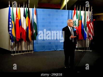 Bildnummer: 56121577  Datum: 26.09.2011  Copyright: imago/Xinhua (110926) -- NEW YORK, Sept. 26, 2011 (Xinhua) -- Palestinian permanent observer to the United Nations Riyad Mansour speaks to the media outside the Security Council at the UN headquarters in New York, the United States, Sept. 26, 2011. The UN Security Council met for the first time on Monday since the Palestinian application was formally presented to the United Nations. Palestine voiced its hope that the UN Security Council should ensure its responsibility in considering the Palestinian request for a full UN membership. (Xinhua/S Stock Photo