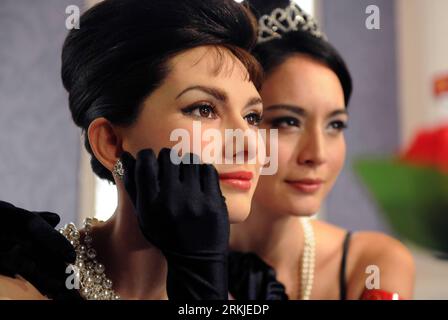 Bildnummer: 56129036  Datum: 27.09.2011  Copyright: imago/Xinhua (110927) -- HONG KONG, Sept. 27, 2011 (Xinhua) -- The wax figure of actress Audrey Hepburn (front) is seen at the Madame Tussauds Hong Kong in Hong Kong, south China, Sept. 27, 2011. The wax figure of Audrey Hepburn was unveiled in Hong Kong on Tuesday. (Xinhua/Chen Xiaowei) (xzj) CHINA-HONG KONG-AUDREY HEPBURN-WAX FIGURE-UNVEILING (CN) PUBLICATIONxNOTxINxCHN Entertainment Wachsfiguren Wachsfigurenkabinett People x0x xst 2011 quer premiumd      56129036 Date 27 09 2011 Copyright Imago XINHUA  Hong Kong Sept 27 2011 XINHUA The WAX Stock Photo