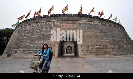 Bildnummer: 56137831 Datum: 30.09.2011 Copyright: imago/Xinhua (110930) - JINAN, 30 settembre 2011 (Xinhua) -- i cittadini sono visti di fronte a un'antica porta della città a Qufu, nella provincia dello Shandong della Cina orientale, 29 settembre 2011. Qufu è conosciuta come il luogo di nascita dell'antico filosofo Confucio. Si trova nella provincia sud-occidentale di Shangdong. Più di 1.300 edifici antichi, circa 5.000 iscrizioni in pietra e circa 100.000 reliquie sono stati conservati in città. Nel 1994, il Tempio di Confucio, il Cimitero di Confucio e la residenza della famiglia Kong a Qufu furono inseriti nella lista dei patrimoni dell'umanità dell'UNESCO. A circa 16 km Foto Stock