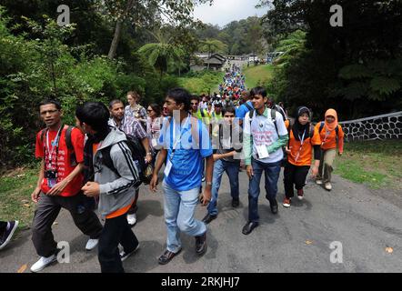 Bildnummer: 56138222 Datum: 30.09.2011 Copyright: imago/Xinhua (110930) -- BANDUNG, 30 settembre 2011 (Xinhua) -- i delegati visitano Tangkuban Perahu vulcano vicino Bandung, Giava occidentale, Indonesia, 30 settembre 2011. Come parte degli sforzi per coinvolgere più giovani per partecipare ad affrontare le questioni ambientali, il programma ambientale delle Nazioni Unite (UNEP) sta cooperando con il governo indonesiano per tenere la Conferenza internazionale sui bambini e i giovani di Tunza prevista per il 27 settembre fino al 1° ottobre nella capitale di Giava Ovest, Bandung. (Xinhua/Jiang fan) (msq) INDONESIA-BANDUNG-TUNZA CHILDREN AND YOUTH CONF Foto Stock