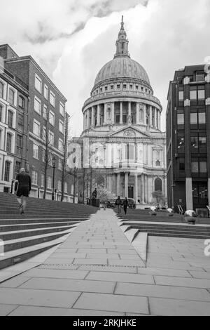 Bianco e nero sulla Cattedrale di St Paul con riflessi nel passaggio pedonale del centro commerciale One New Change Foto Stock