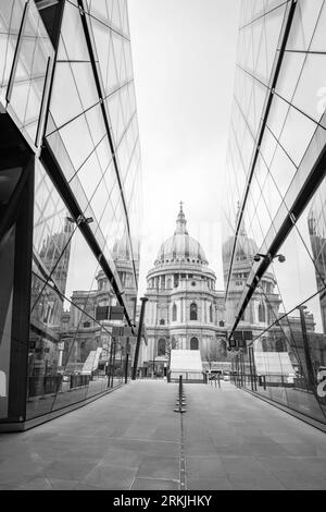 Bianco e nero sulla Cattedrale di St Paul con riflessi nel passaggio pedonale del centro commerciale One New Change Foto Stock