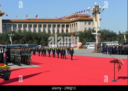 Bildnummer: 56138907 Datum: 01.10.2011 Copyright: imago/Xinhua (111001) -- PECHINO, 1 ottobre 2011 (Xinhua) -- Presidente cinese Hu Jintao (Centro, fronte) e altri membri del Comitato permanente dell'Ufficio politico del Comitato centrale del Partito Comunista Cinese (PCC), inclusi Wu Bangguo, Wen Jiabao, Jia Qinglin, li Changchun, XI Jinping, li Keqiang, He Guoqiang e Zhou Yongkang, cammina verso il Monumento agli Eroi del popolo in Piazza Tian Anmen a Pechino, capitale della Cina, 1 ottobre 2011. I leader cinesi hanno posato cesti di fiori al monumento sabato mattina per celebrare il 62 Foto Stock