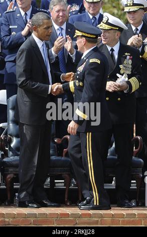 Bildnummer: 56138921 Datum: 30.09.2011 Copyright: imago/Xinhua (110930) -- 30 settembre 2011 (Xinhua) -- il presidente degli Stati Uniti Barack Obama (L, fronte) stringe la mano al generale dell'esercito Martin Dempsey (C, fronte) mentre il presidente uscente dei capi di stato maggiore congiunto ammiraglio Mike Mullen (R, fronte) guarda durante la cerimonia di Presidente della Joint Chief of staff Change of Responsibility presso la Joint base Myer-Henderson Hall ad Arlington, Virginia, Stati Uniti, 30 settembre 2011. (Xinhua/Zhang Jun) CAPI DI STATO MAGGIORE CONGIUNTO MILITARI statunitensi-PRESIDENTE PUBLICATIONxNOTxINxCHN People Politik USA Militär Verabschiedung ZA Foto Stock