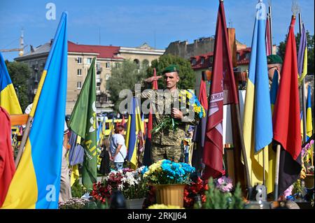 Leopoli, Ucraina. 24 agosto 2023. LEOPOLI, UCRAINA - 24 AGOSTO 2023 - Un militare saluta durante la commemorazione dei difensori ucraini morti nella guerra con la Russia in un cimitero militare a Leopoli, Ucraina occidentale. Credito: Ukrinform/Alamy Live News Foto Stock