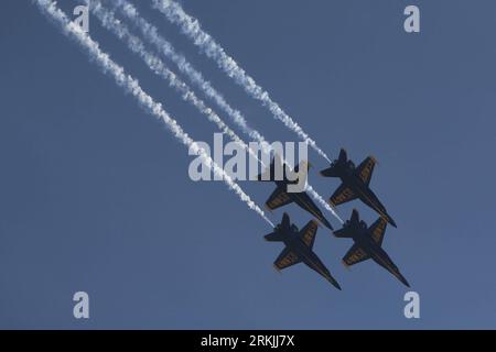 Bildnummer: 56139400 Datum: 30.09.2011 Copyright: imago/Xinhua (111001) -- SAN DIEGO, 1 ottobre 2011 (Xinhua) -- i Blue Angels della Marina degli Stati Uniti si esibiscono durante il Miramar Air Show a San Diego, California il 30 settembre 2011. Il Miramar Air Show, il più grande e migliore spettacolo aereo militare negli Stati Uniti, è stato votato come il World S Best Military Air Show dall'International Council of Air Shows nel 2007. Il tema di quest'anno è A salute to San Diego: Luogo di nascita dell'aviazione Navale 1911-2011 . (Xinhua/Adrian Sanchez-Gonzalez) (cl) U.S.-SAN DIEGO-MIRAMAR AIR SHOW PUBLICATIONxNOTxINxCHN Gesellschaft USA Flugshow Militär Flug Foto Stock