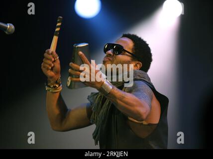 Bildnummer: 56139578 Datum: 01.10.2011 Copyright: imago/Xinhua (111001) -- RIO DE JANEIRO, 1 ottobre 2011 (Xinhua) -- la cantante statunitense Lenny Kravitz si esibisce sul palco del festival musicale Rock in Rio a Rio de Janeiro, Brasile, il 1 ottobre 2011. (Xinhua/Agencia Estado) (cl) BRAZIL-ENTERTAINMENT-MUSIC-RIO DE JANEIRO PUBLICATIONxNOTxINxCHN People Entertainment Musik Kultur Rock in Rio Aktion xdp x1x 2011 quer 56139578 Data 01 10 2011 Copyright Imago XINHUA Rio de Janeiro OCT 1 2011 XINHUA U.S. Singer Lenny Kravitz si esibisce SUL palco AL Rock in Rio Music Festival di Rio de Janeiro Brasile a ottobre Foto Stock