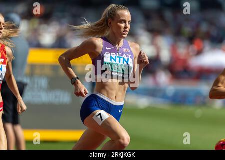 Keely Hodgkinson (GBR) corre 1:53,53 nei 800 metri durante i Campionati mondiali di atletica leggera Budapest23 al National Athletics Centre di Budapest Foto Stock