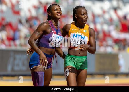 SHa'Carri Richarson (USA) e Marie-Josee Ta Lou (CIV) guardano per i tempi del 200 durante i Campionati mondiali di atletica leggera Budapest23 al National Foto Stock