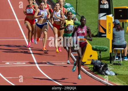 Athing Mu (USA) corre i 800 metri in 1:59,59 durante i Campionati mondiali di atletica leggera Budapest23 presso il National Athletics Centre di Budapest, sul W Foto Stock