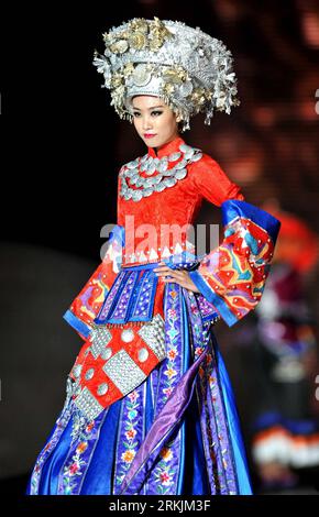 Bildnummer: 56143815 Datum: 03.10.2011 Copyright: imago/Xinhua (111004) -- LIUZHOU, 4 ottobre 2011 (Xinhua) -- Una modella presenta un costume del gruppo etnico Miao cinese ad una sfilata di moda a Liuzhou, nella regione autonoma Guangxi Zhuang, 3 ottobre 2011. (Xinhua/Zhang Ailin) (lj) CHINA-GUANGXI-LIUZHOU-FASHION SHOW (CN) PUBLICATIONxNOTxINxCHN Kultur Entertainment Fashion Modewoche Damenmode xjh x0x premiumd 2011 hoch 56143815 Data 03 10 2011 Copyright Imago XINHUA Liuzhou OCT 4 2011 XINHUA a Model presenta un costume del gruppo etnico Miao della Cina AD una sfilata di moda a Liuzhou nel sud della Cina Foto Stock