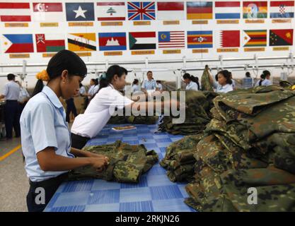 Bildnummer: 56146654 Datum: 20.09.2011 Copyright: imago/Xinhua (111005) -- GIACARTA, 5 ottobre 2011 (Xinhua) -- i lavoratori controllano le uniformi dell'esercito alla fabbrica tessile Sritex in questa foto scattata a solo, nella provincia centrale di Giava, il 20 settembre 2011. Secondo l'Associazione tessile indonesiana (API), le esportazioni di prodotti tessili e tessili (TPT) dell'Indonesia sono aumentate del 20%, ovvero 1,8 miliardi di dollari statunitensi, nel primo semestre del 2011. (Xinhua/Dadang Tri) (zf) INDONESIA-ECONOMY-TEXTILES PUBLICATIONxNOTxINxCHN Wirtschaft Textilindustrie Produktion Uniform Militär Gesellschaft Arbeitswelten xjh x0x 2011 Foto Stock