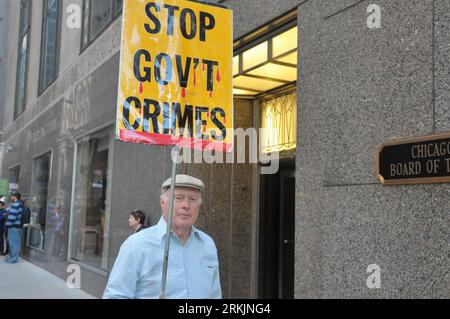 Bildnummer: 56150783  Datum: 05.10.2011  Copyright: imago/Xinhua (111005) -- CHICAGO, Oct. 5, 2011 (Xinhua) -- A demonstrator holds a placard outside the Chicago Board of Trade Building in Chicago, the United States, Oct. 5, 2011. More than 100 demonstrators protesting corporate greed chose to spend the 13th day on camping outside the Federal Reserve Bank of Chicago on Wednesday, despite that Chicago police have asked them to move their belongings off the street outside the bank. (Xinhua/Zhang Baoping) US-OCCUPY CHICAGO-PROTEST PUBLICATIONxNOTxINxCHN Gesellschaft Demo Protest Wirtschaft Zentra Stock Photo