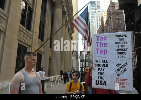 Bildnummer: 56150788 Datum: 05.10.2011 Copyright: imago/Xinhua (111005) -- CHICAGO, 5 ottobre 2011 (Xinhua) -- Un manifestante tiene un cartello fuori dalla Federal Reserve Bank of Chicago a Chicago, negli Stati Uniti, 5 ottobre 2011. Più di 100 manifestanti che protestavano contro l'avidità delle aziende hanno scelto di trascorrere il 13 ° giorno in campeggio fuori dalla Federal Reserve Bank di Chicago mercoledì, nonostante la polizia di Chicago abbia chiesto loro di spostare i loro effetti personali dalla strada fuori dalla banca. (Xinhua/Zhang Baoping) US-OCCUPY CHICAGO-PROTESTA PUBLICATIONxNOTxINxCHN Gesellschaft Demo Protest Wirtschaft Zentra Foto Stock