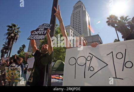 Bildnummer: 56154319 Datum: 06.10.2011 Copyright: imago/Xinhua (111007) -- LOS ANGELES, 7 ottobre 2011 (Xinhua) -- manifestanti cartelli ondulati e slogan gridati nel centro di Los Angeles, 6 ottobre 2011 come parte di Occupy Los Angeles , un'estensione di Occupy Wall Street . (Xinhua/ Ringo H.W. Chiu) (zyw) U.S.- LOS ANGELES -OCCUPY LOS ANGELES-PROTEST PUBLICATIONxNOTxINxCHN Gesellschaft Politik Demo Protest USA Finanzkrise Solidarität xns x0x 2011 quer Wirtschaftskrise Anti Wall Street Bewegung Arbeitslosigkeit Banker Gier 56154319 Data 06 10 2011 Copyright Imago XINHUA Los Angeles OCT 7 2011 XIN Foto Stock