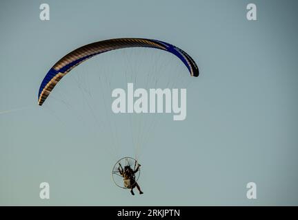 aerei, aerei leggeri, alianti a motore, parapendio, sport e adrenalina Foto Stock