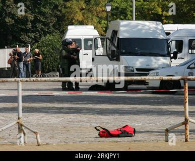 Bildnummer: 56157050 Datum: 07.10.2011 Copyright: imago/Xinhua (111007) -- SOFIA, 7 ottobre 2011 (Xinhua) -- gli agenti di polizia bulgari si preparano a controllare un branco vicino al Parlamento bulgaro a Sofia, capitale della Bulgaria, 7 ottobre 2011. Un uomo ha lanciato due bombe fumogene di fronte all'ingresso ufficiale del Parlamento bulgaro qui venerdì, durante la sessione plenaria. Le guardie di sicurezza del Parlamento hanno immediatamente arrestato l'autore del reato, che aveva tra i 35 e i 40 anni. (Xinhua) BULGARIAN-SOFIA-PARLIAMENT-SMOKE BOMB PUBLICATIONxNOTxINxCHN Gesellschaft Polizei Sprengstoffalarm Parlament Parlament Foto Stock