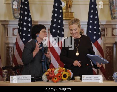 Bildnummer: 56157622 Datum: 07.10.2011 Copyright: imago/Xinhua (111007) -- WASHINGTON, 7 ottobre 2011 (Xinhua) -- il Segretario di Stato americano ad interim Rebecca Blank (L) parla con il Segretario di Stato Hilary Clinton durante una riunione del Consiglio del Presidente sul lavoro e la competitività presso il Dipartimento di Stato a Washington DC, capitale degli Stati Uniti, 7 ottobre 2011. Di fronte al calo degli afflussi di investimenti diretti esteri (IDE), venerdì il governo degli Stati Uniti si è impegnato ad attrarre denaro all'estero per stimolare la crescita lenta del paese. (Xinhua/Zhang Jun) U.S.-WASHINGTON-ECONOMY-FDI PUBLICATIONx Foto Stock