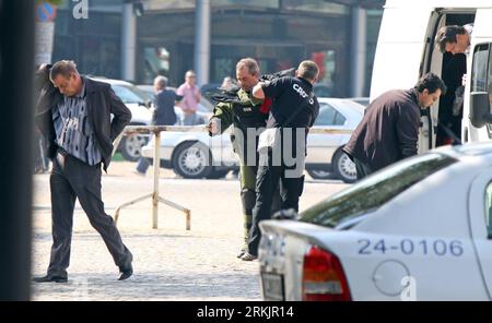 Bildnummer: 56157049 Datum: 07.10.2011 Copyright: imago/Xinhua (111007) -- SOFIA, 7 ottobre 2011 (Xinhua) -- gli agenti di polizia bulgari si preparano a controllare un branco vicino al Parlamento bulgaro a Sofia, capitale della Bulgaria, 7 ottobre 2011. Un uomo ha lanciato due bombe fumogene di fronte all'ingresso ufficiale del Parlamento bulgaro qui venerdì, durante la sessione plenaria. Le guardie di sicurezza del Parlamento hanno immediatamente arrestato l'autore del reato, che aveva tra i 35 e i 40 anni. (Xinhua) BULGARIAN-SOFIA-PARLIAMENT-SMOKE BOMB PUBLICATIONxNOTxINxCHN Gesellschaft Polizei Sprengstoffalarm Parlament Parlament Foto Stock