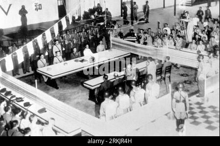 Bildnummer: 56158540  Datum: 09.09.1945  Copyright: imago/Xinhua -- File photo taken on Sept. 9, 1945 shows the surrender ceremony of Japanese invading troops in China, in Nanjing, then capital of China. Japan started its military intrusion into China on Sept. 18, 1931 and occupied the country s northeast provinces. The Japanese attempt to capture more Chinese territory triggered China s resistance war in July 1937, which lasted eight years. PUBLICATIONxNOTxINxCHN  Gesellschaft Politik sw xda x2x 1945 quer Highlight o0 Kapitulation, Krieg, 2. II. Weltkrieg, Militär     56158540 Date 09 09 1945 Stock Photo