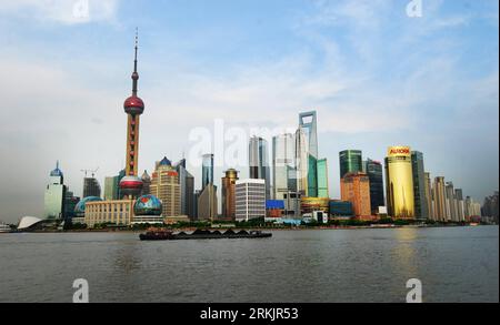 Bildnummer: 56158581 Datum: 06.10.2011 Copyright: imago/Xinhua (111008) - PECHINO, 8 ottobre 2011 (Xinhua) - foto scattata il 16 agosto 2010 mostra il centro finanziario Pudong Lujiazui a Shanghai, Cina orientale. Attualmente, l'Asia sta giocando un ruolo significativo nella parola che nessuno può ignorare. Le economie emergenti come Cina e India sono state il polo di crescita più attivo dell’economia globale. Financial Times ha detto che lo spostamento del peso economico e geopolitico verso est, simboleggiato dall'ascesa della Cina, fa parte di un movimento di confine di capitali, innovazione e muscolo economico verso l'Asia. Come Foto Stock