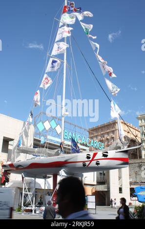 Bildnummer: 56157661 Datum: 07.10.2011 Copyright: imago/Xinhua (111008) -- GENOVA, 8 ottobre 2011 (Xinhua) -- i visitatori guardano le barche durante un salone nautico internazionale a Genova, Italia, 7 ottobre 2011. Genova attrae visitatori da tutto il mondo al 51° Salone Nautico Internazionale. L'evento annuale, che è tra i più importanti e grandi del suo genere a livello mondiale e ha visto la partecipazione di oltre 2.000 veicoli acquatici provenienti da 1.300 espositori quest'anno, incentrato sul tema dell'innovazione e del design high-tech. Il Salone Nautico Internazionale di Genova, varato per la prima volta nel 1962, dura 9 giorni quest'anno e la sh Foto Stock