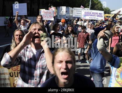 Bildnummer: 56159466 Datum: 08.10.2011 Copyright: imago/Xinhua (111008) -- WASHINGTON, 8 ottobre 2011 (Xinhua) -- i manifestanti gridano slogan durante il movimento Occupy D.C. al Freedom Plaza nel centro di Washington D.C., capitale degli Stati Uniti, 8 ottobre 2011. Ispirati dal movimento Occupy Wall Street di New York, gli attivisti di Washington hanno continuato il movimento Occupy D.C. nel suo terzo giorno, una propaggine del movimento Occupy che sta avvenendo in tutto il paese. (Xinhua/Zhang Jun) US-WASHINGTON-OCCUPY D.C.-PROTESTA PUBLICATIONxNOTxINxCHN Gesellschaft Politik Wirtschaft protesta Bewegung Fina Foto Stock