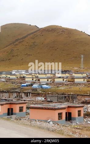 Bildnummer: 56164115  Datum: 10.10.2011  Copyright: imago/Xinhua (111010) -- YUSHU, Oct. 10, 2011 (Xinhua) -- Photo taken on Sept. 30, 2011 shows rebuilt housing area for farmers and herdsmen in Yushu, northwest China s Qinghai Province. Total investment in 1,394 reconstruction projects in earthquake-stricken Yushu added up to 14 billion yuan by the end of September, said government sources in charge of the reconstruction. (Xinhua/Wu Guangyu) (lmm) CHINA-QINGHAI-YUSHU-RECONSTRUCTION (CN) PUBLICATIONxNOTxINxCHN Gesellschaft Baustelle Bau Aufbau Wiederaufbau Erdbebengebiet x0x xtm 2011 hoch Stock Photo