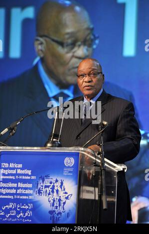 Bildnummer: 56167701 Datum: 11.10.2011 Copyright: imago/Xinhua (111011) -- JOHANNESBURG, 11 ottobre 2011 (Xinhua) -- il presidente sudafricano Jacob Zuma tiene un discorso durante la dodicesima riunione regionale africana dell'Organizzazione internazionale del lavoro a Johannesburg, l'11 ottobre 2011. La conferenza di quattro giorni, tematizzata con il potenziamento dell'Africa con un lavoro dignitoso , è iniziata qui martedì. (Xinhua/Elmond Jiyane) SUDAFRICA-JOHANNESBURG-ILO PUBLICATIONxNOTxINxCHN People Politik Porträt x0x xtm premiumd 2011 Hoch 56167701 Data 11 10 2011 Copyright Imago XINHUA Johannesburg OCT 11 2011 XINH Foto Stock