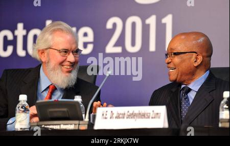 Bildnummer: 56167722 Datum: 11.10.2011 Copyright: imago/Xinhua (111011) -- JOHANNESBURG, 11 ottobre 2011 (Xinhua) -- il presidente sudafricano Jacob Zuma (R) parla con il direttore generale dell'Organizzazione internazionale del lavoro Juan Somavia durante la dodicesima riunione regionale africana dell'Organizzazione internazionale del lavoro a Johannesburg, l'11 ottobre 2011. La conferenza di quattro giorni, tematizzata con il potenziamento dell'Africa con un lavoro dignitoso , è iniziata qui martedì. (Xinhua/Elmond Jiyane) SUDAFRICA-JOHANNESBURG-ILO PUBLICATIONxNOTxINxCHN People Politik x0x xtm 2011 quer premiumd 56167722 Data 11 10 Foto Stock