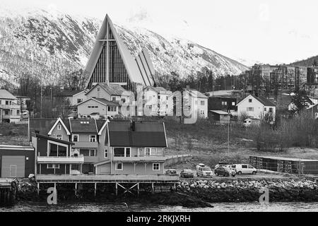 Foto in bianco e nero della cattedrale artica (Tromsdalen Kirke, Ishavskatedralen), o "la cattedrale dell'Oceano Artico" sullo stretto di Tromsøysundet Foto Stock