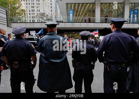 Bildnummer: 56171536 Datum: 12.10.2011 Copyright: imago/Xinhua (111012) -- NEW YORK, 12 ottobre 2011 (Xinhua) -- polizia in guardia durante la protesta del movimento Occupy Wall Street fuori One Chase Manhattan Plaza, New York, Stati Uniti, 12 ottobre 2011. Il movimento Occupy Wall Street intendeva far sentire la propria voce da Jamie Dimon, CEO della banca JP Morgan Chase, mercoledì. (Xinhua/fan Xia) US-NEW YORK-PROTESTA PUBLICATIONxNOTxINxCHN Gesellschaft Politik Wirtschaft protesta Bewegung Finanzkrise Wirtschaftskrise Krise USA Besetzt Die Anti xjh x0x 2011 quer premiumd 56171536 Data 12 1 Foto Stock