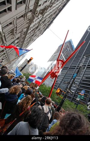 Bildnummer: 56171537  Datum: 12.10.2011  Copyright: imago/Xinhua (111012) -- NEW YORK, Oct. 12, 2011 (Xinhua) -- Members of the Occupy Wall Street movement protest outside One Chase Manhattan Plaza, New York, the United States, Oct. 12, 2011. The Occupy Wall Street movement intended to make their voice heard by JP Morgan Chase bank CEO Jamie Dimon on Wednesday. (Xinhua/Fan Xia) US-NEW YORK-PROTEST PUBLICATIONxNOTxINxCHN Gesellschaft Politik Wirtschaft Protest Bewegung Finanzkrise Wirtschaftskrise Krise USA Besetzt die Anti xjh x0x 2011 hoch premiumd      56171537 Date 12 10 2011 Copyright Imag Stock Photo