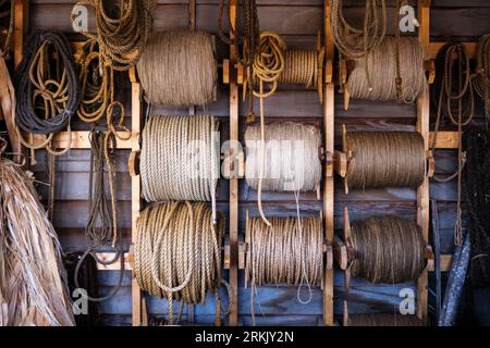 Rotoli di fune di vari spessori. Foto Stock