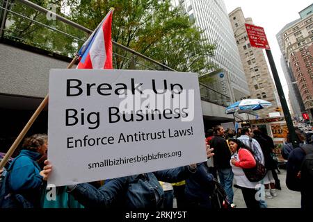 Bildnummer: 56171543  Datum: 12.10.2011  Copyright: imago/Xinhua (111012) -- NEW YORK, Oct. 12, 2011 (Xinhua) -- Members of the Occupy Wall Street movement protest outside One Chase Manhattan Plaza, New York, the United States, Oct. 12, 2011. The Occupy Wall Street movement intended to make their voice heard by JP Morgan Chase bank CEO Jamie Dimon on Wednesday. (Xinhua/Fan Xia) US-NEW YORK-PROTEST PUBLICATIONxNOTxINxCHN Gesellschaft Politik Wirtschaft Protest Bewegung Finanzkrise Wirtschaftskrise Krise USA Besetzt die Anti xjh x0x 2011 quer premiumd      56171543 Date 12 10 2011 Copyright Imag Stock Photo