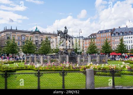 Kongens Nytorv, "Piazza del Re nuovo", è una piazza centrale situata a Copenaghen, in Danimarca, alla fine della strada pedonale di Strøge Foto Stock