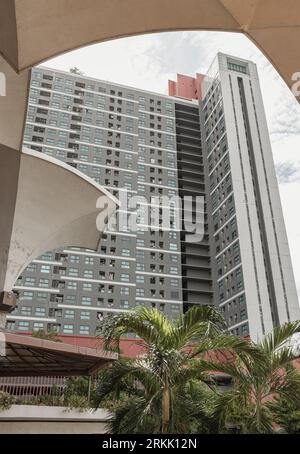 Bangkok, Thailandia - 28 luglio 2023 - Vista del nuovo Condominio guardando attraverso il classico soffitto in cemento presso la Fondazione del C Foto Stock