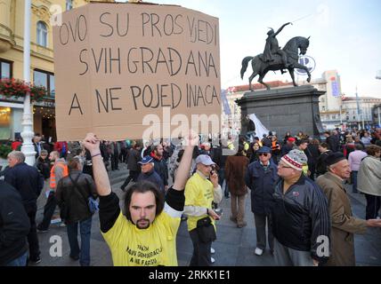 Bildnummer: 56184166  Datum: 15.10.2011  Copyright: imago/Xinhua (111016) -- ZAGREB, Oct. 16, 2011 (Xinhua) -- A protestor holds a placard during an anti-capitalism protest in Zagreb, capital of Croatia, Oct. 15, 2011. Several thousand protesters took to the streets here on Saturday to join the global Occupy protests. (Xinhua/Miso Lisanin) CROATIA-ZAGREB-ANTI-CAPITALISM PROTEST PUBLICATIONxNOTxINxCHN Gesellschaft Politik Wirtschaft Protest Demo Finanzkrise Finanzwirtschaft Wirtschaftskrise Krise Banken xbs x0x 2011 quer premiumd  o0 Wirtschaft Banken Bankenprotest Anti Kapitalismus Antikapital Stock Photo