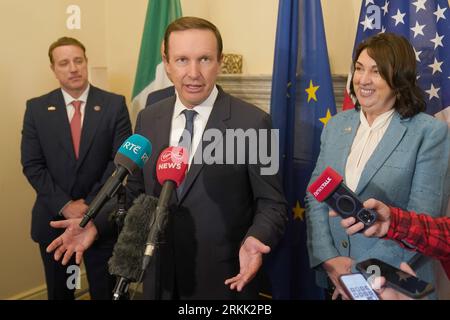 Il senatore degli Stati Uniti Chris Murphy parla ai media durante una conferenza stampa al Dipartimento degli affari Esteri di Dublino. Data immagine: Venerdì 25 agosto 2023. Foto Stock