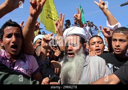 Bildnummer: 56192381 Datum: 18.10.2011 Copyright: imago/Xinhua (111018)-- GAZA, 18 ottobre 2011 (Xinhua) -- i palestinesi cantano slogan per celebrare i prigionieri liberati nell'accordo di scambio con Israele, fuori dal valico di frontiera di Rafah tra l'Egitto e la Striscia di Gaza meridionale, il 18 ottobre 2011. (Xinhua/Khaled Omar)(msq) MIDEAST-GAZA-CELEBRATION-PRISONERS-SWAP-DEAL PUBLICATIONxNOTxINxCHN Gesellschaft Politik Gefangenenaustausch Palästinenser Freude premiumd xbs x0x 2011 quer 56192381 Data 18 10 2011 Copyright Imago XINHUA Gaza OCT 18 2011 XINHUA PALESTINIANS Chant slogans celebrazione della prigione liberata Foto Stock