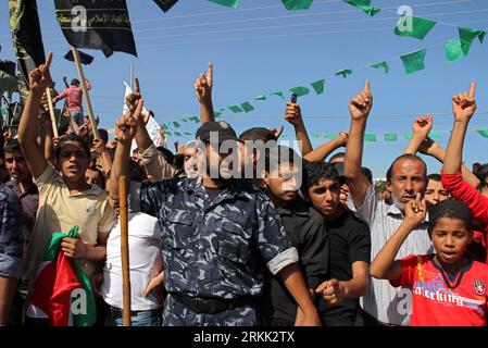 Bildnummer: 56192382 Datum: 18.10.2011 Copyright: imago/Xinhua (111018)-- GAZA, 18 ottobre 2011 (Xinhua) -- i palestinesi cantano slogan per celebrare i prigionieri liberati nell'accordo di scambio con Israele, fuori dal valico di frontiera di Rafah tra l'Egitto e la Striscia di Gaza meridionale, il 18 ottobre 2011. (Xinhua/Khaled Omar)(msq) MIDEAST-GAZA-CELEBRATION-PRISONERS-SWAP-DEAL PUBLICATIONxNOTxINxCHN Gesellschaft Politik Gefangenenaustausch Palästinenser Freude premiumd xbs x0x 2011 quer 56192382 Data 18 10 2011 Copyright Imago XINHUA Gaza OCT 18 2011 XINHUA PALESTINIANS Chant slogans celebrazione della prigione liberata Foto Stock