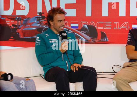 ZANDVOORT, PAESI BASSI - 24 AGOSTO: Fernando Alonso dell'Aston Martin Aramco Cognizant F1 Team ridono alla conferenza stampa dei piloti FIA durante il Dutc Foto Stock