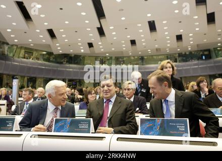 Bildnummer: 56199894  Datum: 20.10.2011  Copyright: imago/Xinhua (111020) -- BRUSSELS, Oct. 20, 2011(Xinhua) -- President of the European Parliament Jerzy Buzek (front, L) talks with President of European Commission Jose Manuel Barroso (front, C) and Polish Prime Minister Donald Tusk during the EU Multiannual Financial Framework conference in Brussels, capital of Belgium on Oct. 20, 2011. (Xinhua/Thierry Monasse)(yt) BELGIUM-BRUSSELS-EU-POLAND PUBLICATIONxNOTxINxCHN People Politik premiumd xns x0x 2011 quer      56199894 Date 20 10 2011 Copyright Imago XINHUA  Brussels OCT 20 2011 XINHUA Presi Stock Photo