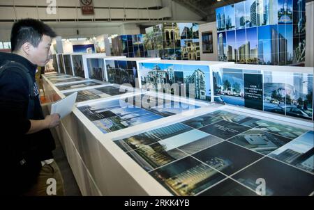 Bildnummer: 56199963 Datum: 20.10.2011 Copyright: imago/Xinhua (111020) -- PECHINO, 20 ottobre 2011 (Xinhua) -- Un visitatore guarda i lavori di architettura durante la sesta edizione della China International Architectural Expo di Pechino, 20 ottobre 2011. Più di 100 imprese di circa 10 paesi e regioni tra cui Cina, Stati Uniti, Giappone, Corea del Sud e Australia hanno partecipato all'expo, che durerà tre giorni fino al 22 ottobre. (Xinhua/Zhao Bing) (mp) CHINA-BEIJING-INTERNATIONAL ARCHITECTURAL EXPO (CN) PUBLICATIONxNOTxINxCHN Wirtschaft Messe Architektur Architekturmesse xns x0x 2011 quer 56199963 Data Foto Stock