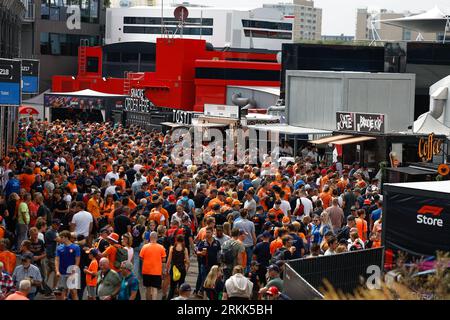 Zandvoort, paga Bas. 25 agosto 2023. Tifosi durante il Gran Premio d'Olanda di Formula 1 2023, tredicesima prova del Campionato Mondiale di Formula 1 2023 dal 25 al 28 agosto 2023 sul circuito di Zandvoort, a Zandvoort, Paesi Bassi - foto DPPI Credit: DPPI Media/Alamy Live News Foto Stock