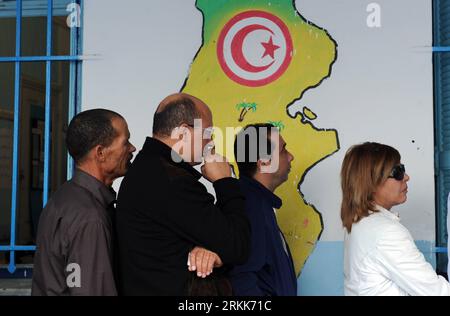 Bildnummer: 56208310 Datum: 23.10.2011 Copyright: imago/Xinhua (111023) -- TUNISI, 23 ottobre 2011 (Xinhua) -- i tunisini aspettano in fila per votare fuori da un seggio elettorale a Tunisi 23 ottobre 2011. I tunisini hanno iniziato a votare domenica presto per eleggere un'assemblea costituente incaricata di redigere una nuova costituzione, nella prima elezione del paese dopo la caduta del presidente Zine El Abidine Ben Ali all'inizio di quest'anno. Circa 7,2 milioni di elettori hanno votato le loro schede elettorali nel paese nordafricano, mentre i seggi elettorali hanno aperto la domenica mattina presto. L'assemblea costituente, con 217 rappresentanti, b Foto Stock