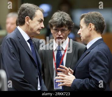 Bildnummer: 56208304 Datum: 23.10.2011 Copyright: imago/Xinhua (111023) -- BRUXELLES, 23 ottobre 2011 (Xinhua) -- il presidente francese Nicolas Sarkozy (R) parla con il primo ministro spagnolo Jose Luis Zapatero (L) durante il vertice dell'UE presso la sede dell'UE a Bruxelles, capitale del Belgio, 23 ottobre 2011. Domenica i leader dei paesi dell'UE si sono riuniti qui per discutere della crisi del debito greco. (Xinhua/Thierry Monasse)(yt) BELGIO-BRUXELLES-UE-SUMMIT PUBLICATIONxNOTxINxCHN People Politik xda x0x premiumd 2011 quadrat 56208304 Data 23 10 2011 Copyright Imago XINHUA Bruxelles OCT 23 2011 XINHUA Presidente francese N Foto Stock