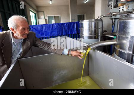 Bildnummer: 56212357 Datum: 24.10.2011 Copyright: imago/Xinhua (111024) -- RAMALLAH, 24 ottobre 2011 (Xinhua) -- Un vecchio palestinese assaggia l'olio d'oliva in una fabbrica di olio d'oliva durante la stagione della raccolta delle olive nel villaggio di Deir Dibwan vicino alla Cisgiordania città di Ramallah, 24 ottobre 2011. (Xinhua/Chen Xu) MIDEAST-RAMALLAH-OLIVE PUBLICATIONxNOTxINxCHN Wirtschaft Produktion Öl Olivenöl x0x xst 2011 quer 56212357 Data 24 10 2011 Copyright Imago XINHUA Ramallah OCT 24 2011 XINHUA un vecchio PALESTINESE assaggia l'olio d'oliva nella fabbrica di olio d'oliva durante la stagione della raccolta delle olive a T Foto Stock