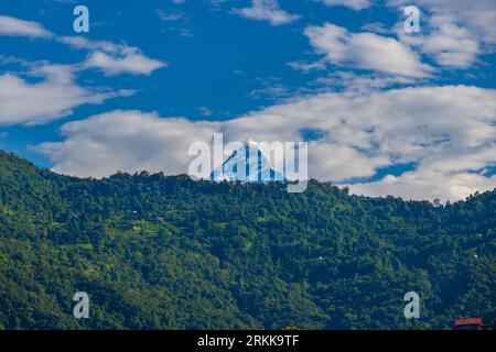 Machhapuchhare, alias Mt. Coda di pesce nell'Himalaya del Nepal catturata da Sarangkot della città di Pokhara Foto Stock